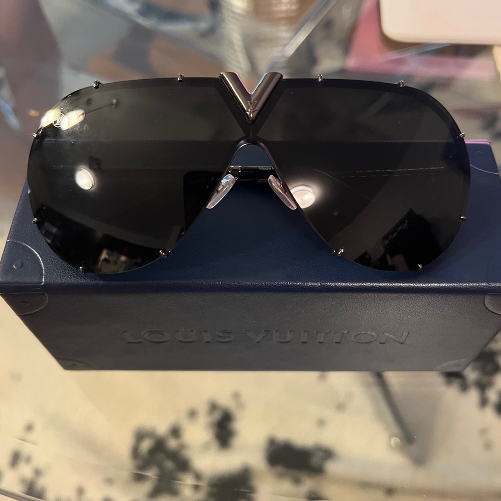 RARE unisex Louis Vuitton Drive Sunglasses